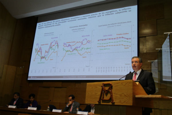 Alejandro Díaz de León,
gobernador del Banco de
México, pidió al gobierno de López Obrador cuidar las calificaciones
de Pemex y del país. FOTO: NOTIMEX