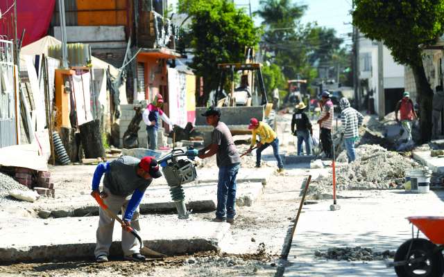 Los vecinos
ponen la
mano de
obra para la
reconstrucción de las
calles del
pueblo. FOTOS: FOTO: LESLIE PÉREZ