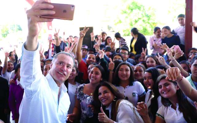 El mandatario visitó las nuevas instalaciones y conversó con los estudiantes. FOTO: ESPECIAL