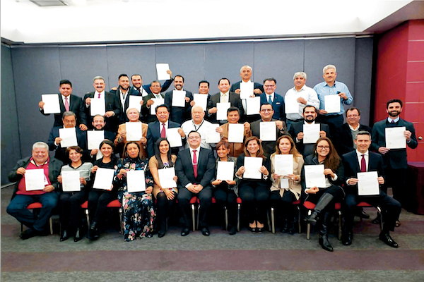 Los 32 coordinadores estatales de Programas para el Desarrollo, con su líder. Foto: Cuartoscuro