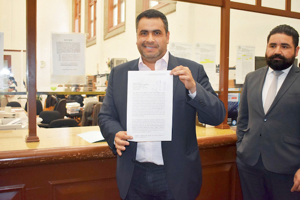 El presidente de Parral, Alfredo Lozoya, presentó su recurso legal. Foto: Especial.