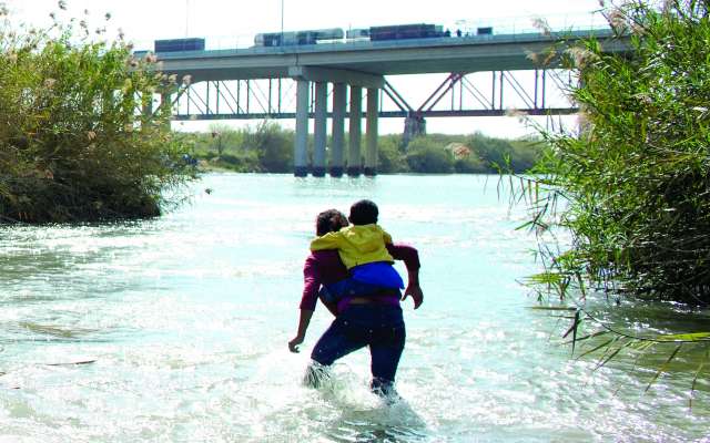 Migrantes hondureños
intentaron cruzar a Estados Unidos por el río Bravo. FOTO: REUTERS