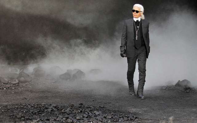 El diseñador Karl Lagerfeld, considerado uno de los más influyentes en la moda, murió a los 85 años, en París. FOTO: REUTERS