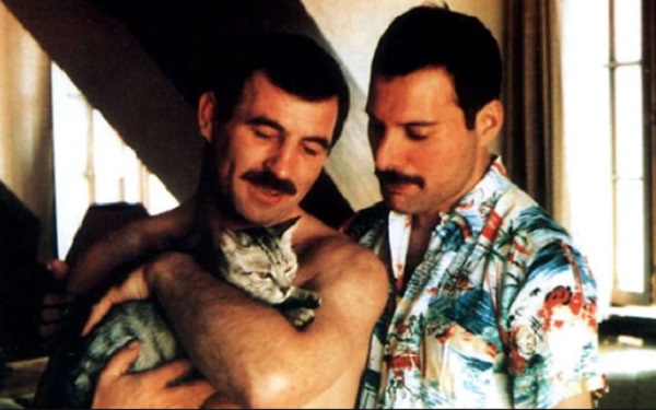 Tres años después de la muerte de Mercury, Hutton publicó un libro que detallaba su tiempo con el cantante titulado Mercury and Me. Foto: Especial