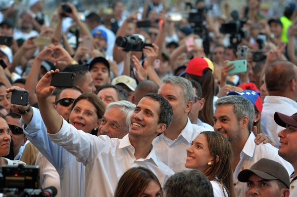 El líder de la oposición de Venezuela, Juan Guaido se toma un selfie junto a su esposa Fabiana Rosales y los presidentes Sebastián Piñera, Iván Duque y Mario Abdo Benítez. Foto: AFP