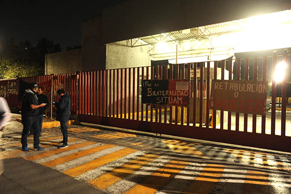 Trabajadores sindicalizados de la Universidad Autónoma Metropolitana (UAM) colocaron las banderas de huelga al no aceptar el aumento de aproximadamente el 3% de aumento a su salario. FOTO: NOTIMEX