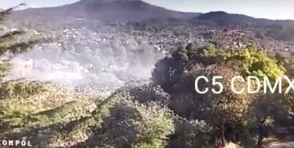 Bomberos, Policías y brigadistas de Protección Civil realizan labores para apagar el incendio en la zona. FOTO: @C5_CDMX