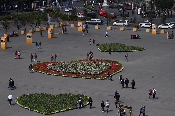 MONUMENTAL. Los corazones representan la diversidad sexual; fueron elaborados con flores traídas de Xochimilco. Foto: PABLO SALAZAR