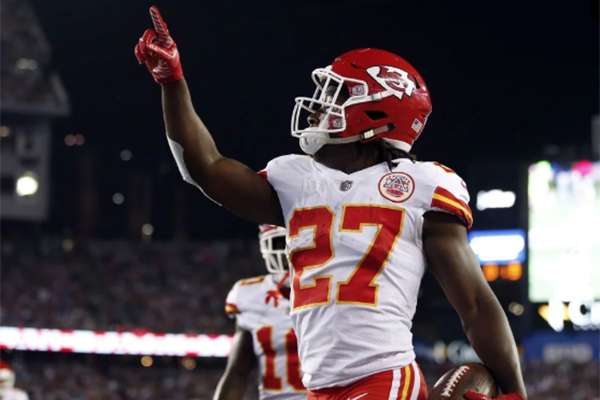 Tras ventilarse el video, los Chiefs de Kansas City, el equipo que lo reclutó en el Draft de 2017, lo cortaron del equipo a finales de noviembre y se convirtió en agente libre. FOTO: AP