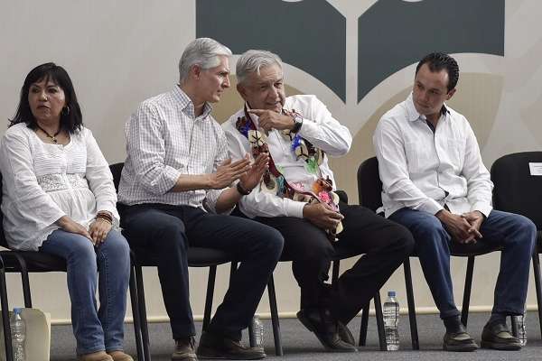 Andrés Manuel López Obrador encabezó la ceremonia de entrega de Becas “Benito Juárez para Educación Medio Superior” destinada a estudiantes. Foto: Cuartoscuro