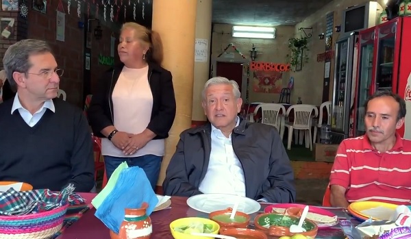 La grabación fue realizada a la hora de la comida del Presidente; Esteban Moctezuma Barragan, titular de la Secretaría de Educación Pública (SEP) acompaña al mandatario. Foto: Especial