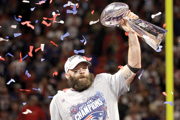 Julian Edelman (11) de los New England Patriots tiene el trofeo Vince Lombardi después del partido de fútbol NFL Super Bowl 53 contra los Rams de Los Ángeles. Foto AP