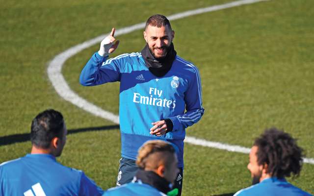 CIERRE. Barcelona (arriba) y Real Madrid
se alistan para el partido de hoy. Foto: AFP