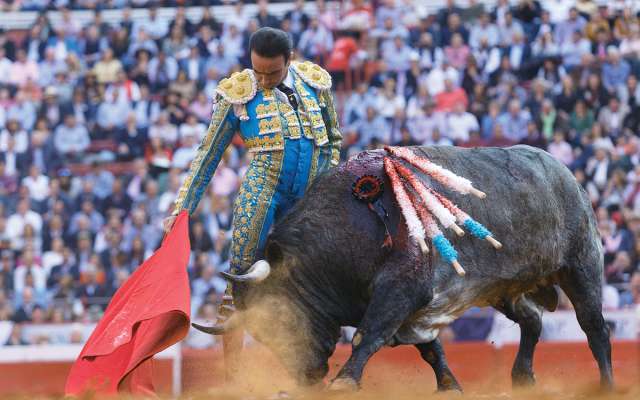 VERTICAL. Enrique Ponce toreó asentado y
templado al primero de su lote. Foto: PABLO ESPARZA
