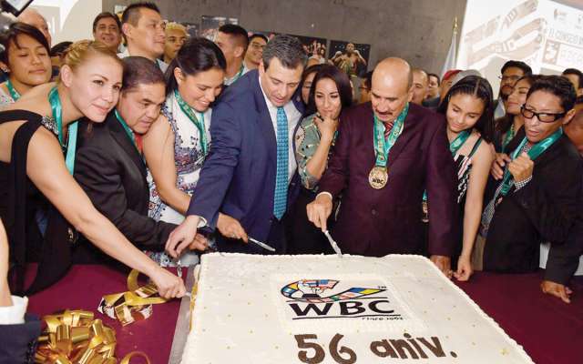 POSTRE. Así partieron el pastel Mauricio Sulaimán y leyendas del boxeo. Foto: PABLO SALAZAR SOLÍS