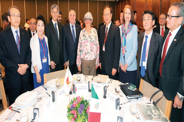 Graciela Márquez (centro), titular de Economía, se reunió con inversionistas japonenes.