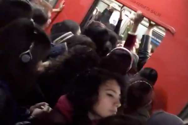 El STC Metro le pidió a los usuarios que tomen precauciones. Foto: Especial