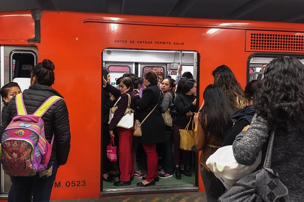 Aspecto de distintas estaciones del sistema colectivo Metro, donde desde hace semanas se ha viralizado las denuncias en redes sociales de mujeres acosadas por pasajeros e incluso varios intentos de secuestro. Foto: Cuartoscuro