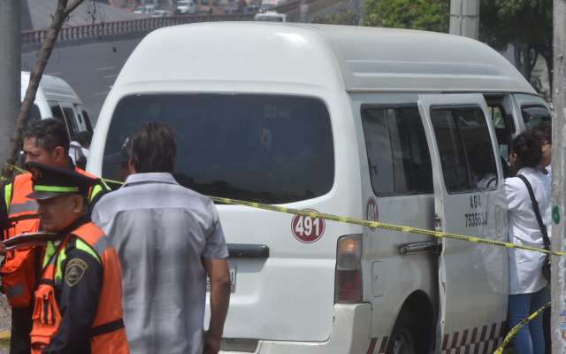 Asesinan a pasajero en combi