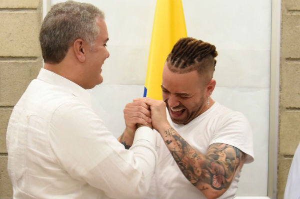 El presidente acompañó el mensaje con dos fotos en las que se observa al cantante acompañado de su esposa y sus tres hijos