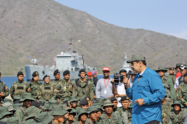 El presidente Maduro pronunció ayer otro discurso a las fuerzas castrenses para solicitarles su lealtad. Foto: AFP