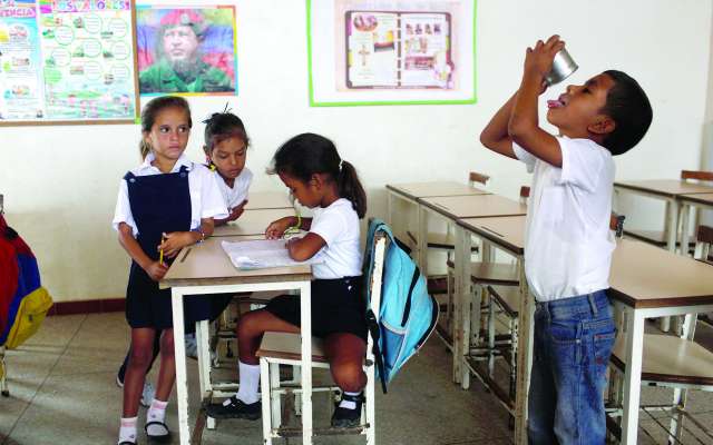 La falta de recursos y la hiperinflación han impedido que los niños vayan a clases. FOTO: AP