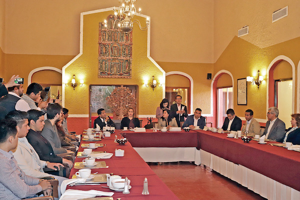 Diputados de la coalición Juntos Haremos Historia se reunieron con lideres de Cholula que respaldan la aspiración a la candidatura por la gubernatura del estado del Senador Alejandro Armenta. //Mireya Novo/Agencia Enfoque//
