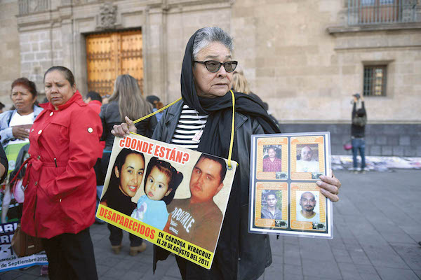 EXIGENCIA. Afuera de Palacio Nacional, familiares de personas desaparecidas protestaron para exigir verdad y justicia. Foto: Leslie Pérez / El Heraldo de México.