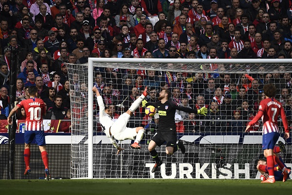 TIJERA. De esta manera remató Casemiro para
el primer tanto. Foto: AFP