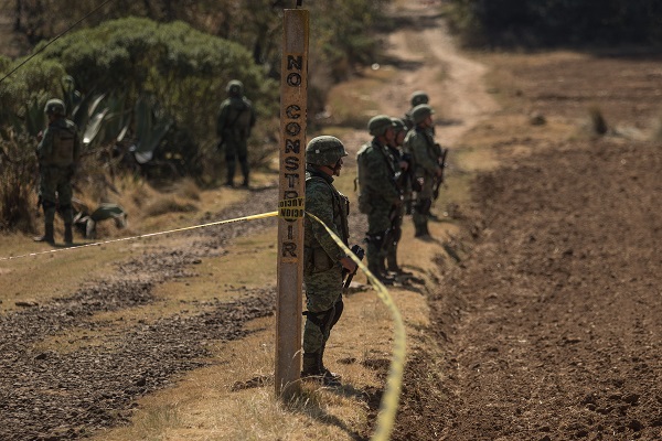 Como resultado de estas acciones, se han inhabilitado 832 tomas clandestinas, asegurados 689 vehículos, mil 896 contenedores de diferentes capacidades y 958 mil 837 litros de hidrocarburo recuperado. Foto: Cuartoscuro