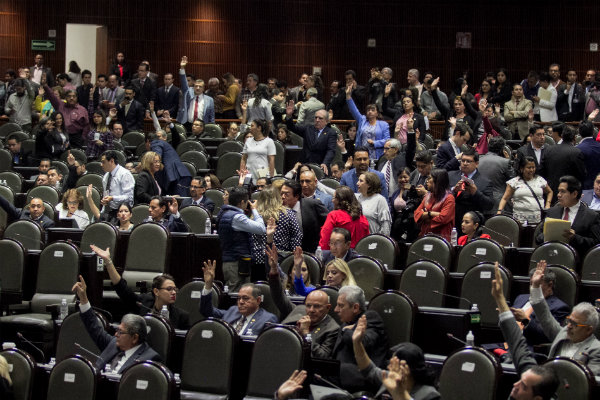 Aunque apoyaron la reforma, diputados como Marco Gómez del PVEM, recordaron que el escritor emitió declaraciones inconvenientes (“se las metimos doblada”)