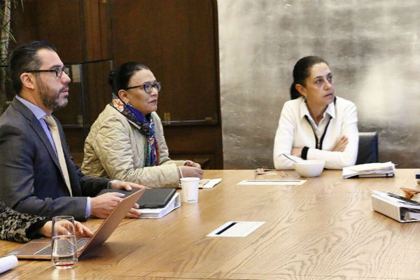 Agregó que instruyó al consejero jurídico, Héctor Villegas, que busque a las empresas responsables de la publicidad, para atender la situación