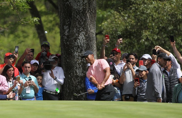 EXPECTATIVA. Woods fue seguido una vez más por una gran cantidad de aficionados. Foto: EFE