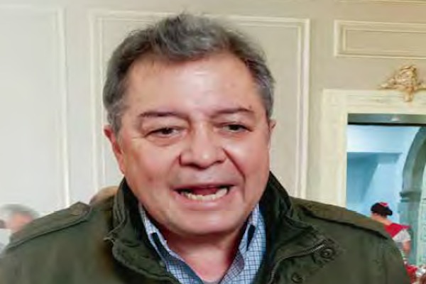 Jaime Martínez Veloz presentó documentos que, aseguró, prueban que Arturo González Cruz
es un priista que fue designado candidato a alcalde de Tijuana por
Morena, en un proceso opaco.