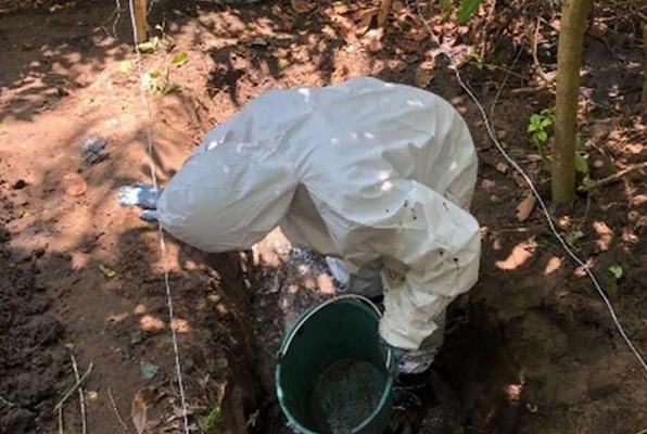 Un perito trabaja en una fosa clandestina. Archivo FOTO: CUARTOSCURO.COM