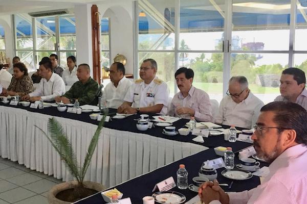 Reunión entre elementos de seguridad con el gobernador de Guerrero. Foto. Alfonso Juárez