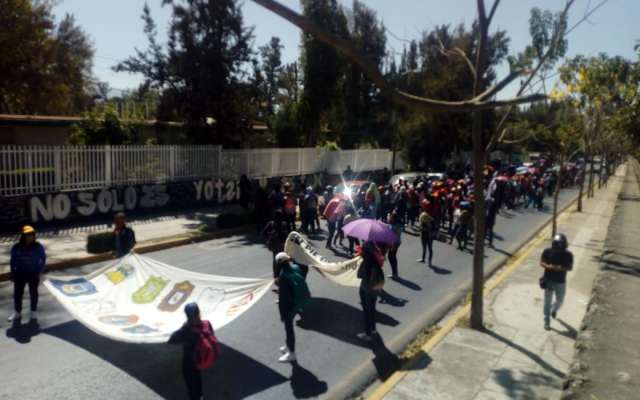 Marchan normalistas de Oaxaca