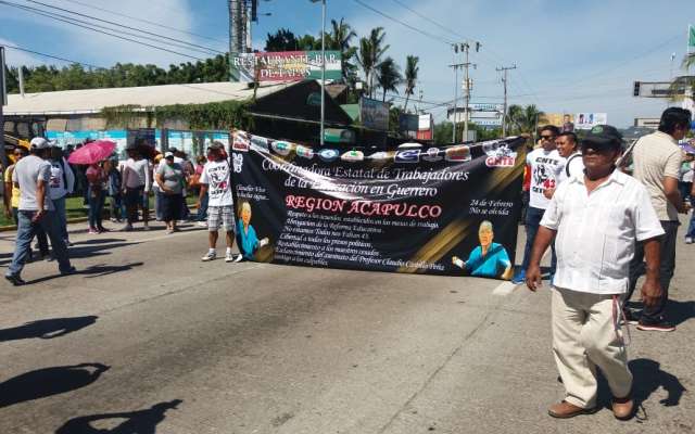 Marchan maestros de Guerrero