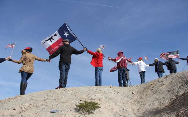 Un grupo de personas llegó este sábado hasta los límites de Sunland Park, Nuevo México, y Ciudad Juárez. FOTO: ESPECIAL