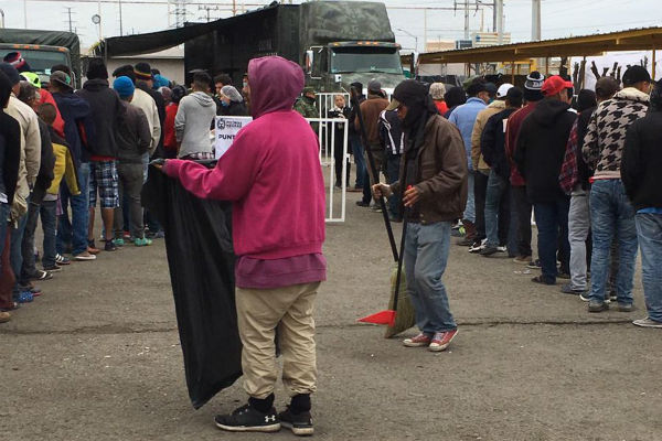 Asimismo, debido a que el trámite podría durar hasta tres meses, algunos migrantes han decidido regresar y otros han sido deportados por voluntad propia