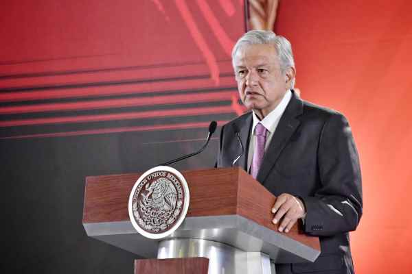 AMLO dijo que se beneficiará a trabajadores de menores ingresos con incremento a los montos máximos de crédito. Foto: Edgar López