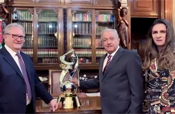 López Obrador mostró el trofeo que se le entregará al campeón de los juegos preolímpicos, en donde México participará.