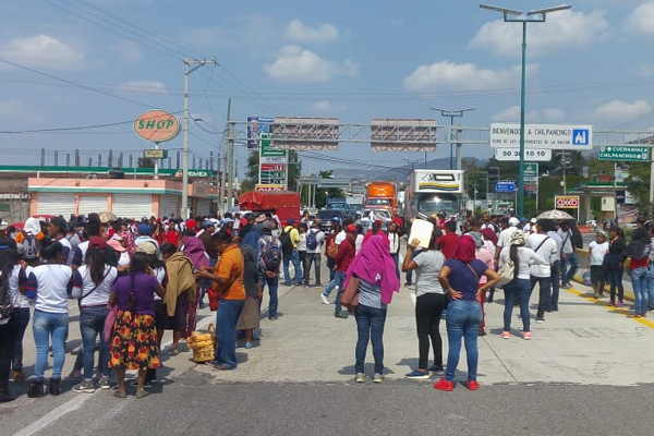 También impiden el acceso a la carretera libre México-Acapulco. FOTO: ESPECIAL