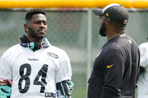 Mike Tomlin castigó a Antonio Brown por no presentarse a entrenar un día antes del último partido de la temporada y lo mandó a la banca. FOTO: AP