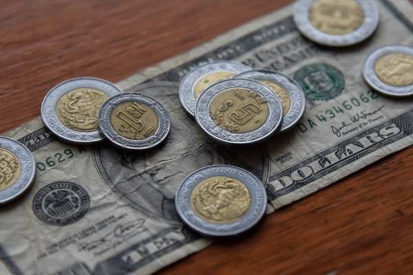 La moneda estadounidense se cotiza en 17.82 pesos a la compra. Foto: Cuartoscuro
