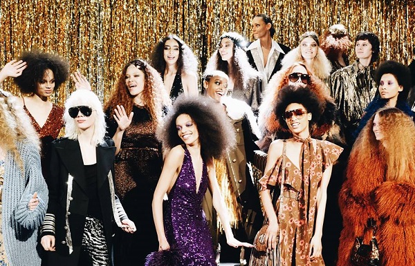 Entre plumas, gamuzas, plataformas, y acampanados, los looks para esta exhibición lograron convertir el show en la auténtica época de oro de Manhattan. Foto: Facebook MK