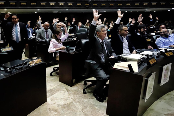 El autoproclamado presidente interino de Venezuela señaló que la directiva estará conformada por Luisa Palacios, Ángel Olmeta, Édgar Rincón, Luis Urdaneta, Andrés Padilla y Rick Esser.
FOTO: @jguaido