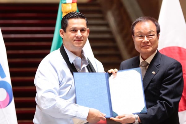 El gobernador, Diego Sinhue Rodríguez se reunió con una delegación de la Cámara de Comercio e Industria de Japón. FOTO: ESPECIAL