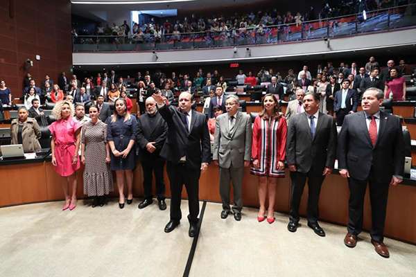 El ahora comisionado, Camacho Castillo, se comprometió a simplificar trámites para la concesión de nuevas radiodifusoras comunitarias e indígenas.
Foto: @imeldacastromx