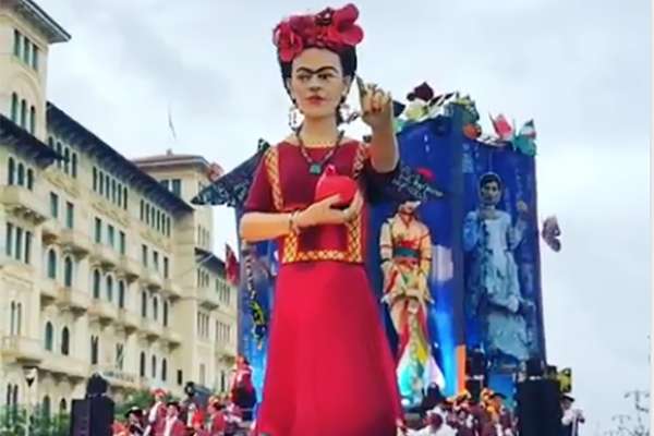 En esta ocasión llamó la atención la creación de un carro alegórico con una imagen monumental en movimiento de la pintora Frida Kahlo, el cual concursó por un lugar en el evento.